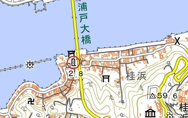 1854年の安政南海地震を伝える高知市の「浦戸稲荷神社石柱碑」を示す地図記号（中央左の丸印。丸印は加工）。 国土地理院のWeb地図「地理院地図」より