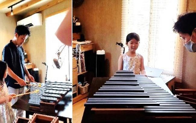 福島さんの直島スタジオで石琴を弾いている様子
