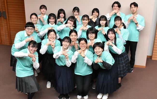 香川の「K」を表すハンドサインを生徒実行委員会メンバーで