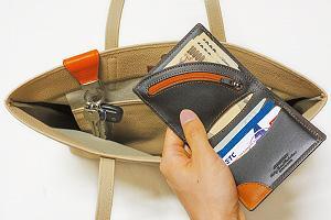 バッグやポケットに挟んで留められる「キークリップ」 （左）と超軽量財布「エアーウォレット」