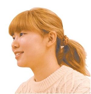 香川大学医学部看護学科2年　小谷茂々笑（ももえ）さん 看護師、養護教諭、保健師、起業…進路は考え中。 「マイノリティ」に関心があり、看護学科では珍しいと思って金髪に。