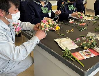 香川県のオリジナルカーネーション 「ミニティアラ」を使用して行った「花育」。 塩江小の5年生が卒業生に贈るコサージュをつくった＝3月15日