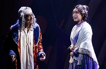 全国ツアー中のミュージカル「クリスマス･キャロル」。 主演の吉田栄作さん（左）と早見優さん
