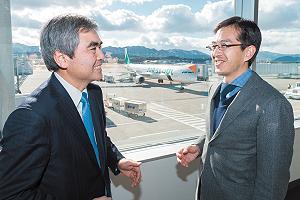 ともに新会社を率いていく小菅光裕常務（右）と＝高松空港