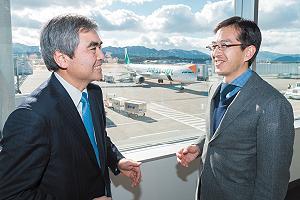 ともに新会社を率いていく小菅光裕常務(右)と=高松空港