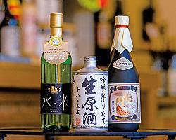 人気銘柄の「鳴門鯛」。左端が「IWC2015」で最高金賞を受賞した「ナルトタイ 純米 水ト米(みずとこめ)」を進化させた純米原酒