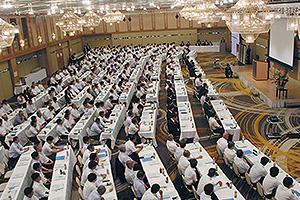 全社員が参加する業務改善・改革発表会=高松市