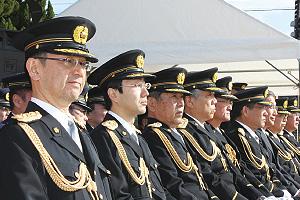 香川県警察の年頭視閲式で（左端）