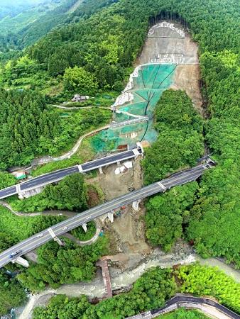 7月に全面復旧した高知自動車道の立川橋付近。  上が通行規制されていた上り線