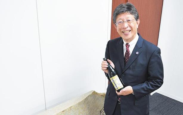 川鶴酒造の協力でつくった「四国財務局長の酒」を手に