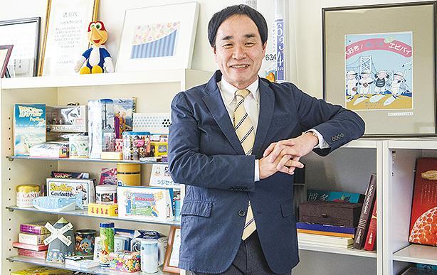 これまでに企画・製造したお菓子の前で=高松市香川町のツジセイ製菓