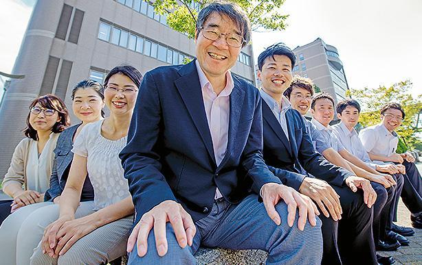 技術移転部アソシエイトら四国LTOのスタッフ。中央が兼平さん＝高松市林町の香川大学工学部キャンパス