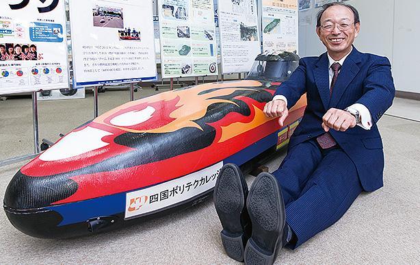 省エネレース「ワールド・エコノ・ムーブ」に出場した燃料電池自動車と＝丸亀市郡家町の四国職業能力開発大学校