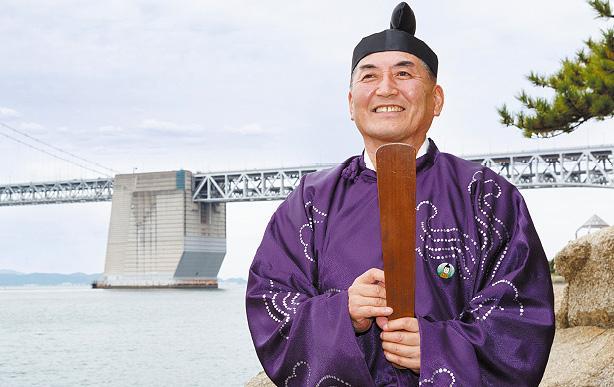 坂出ゆかりの万葉歌人・柿本人麻呂に扮する綾市長=坂出市沙弥島のナカンダ浜