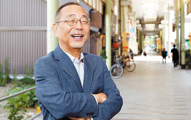 ビジネスホテルの建設予定地を背に=丸亀市・通町商店街