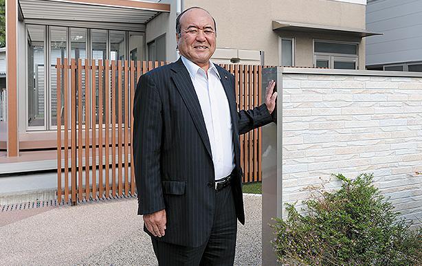 宇多津町浜二番丁の四国化成工業R＆Dセンター。田中さんが手をかけているのが 安全性を高めたアルミ製の塀「アートウォール」