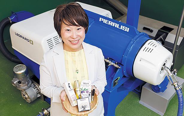 今秋導入した採油機と、リニューアルした化粧品とともに(小豆島町池田の工場)