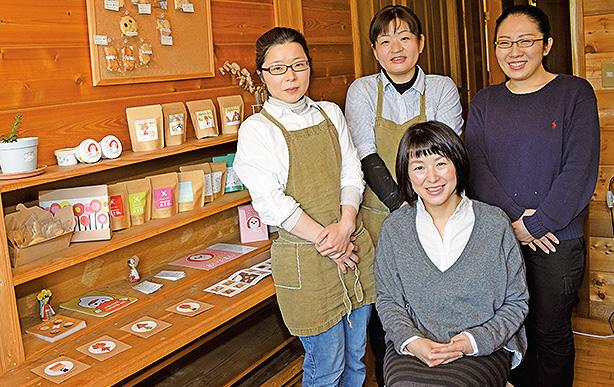 米粉のお菓子を届ける禾の皆さん。前列が中條さん