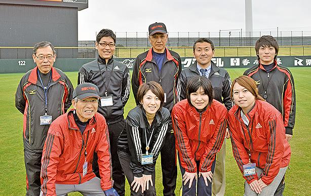 丸亀市ホームタウン推進室の皆さん。後列右から2番目が村尾さん