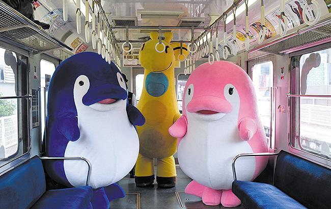 6月7日の出発式後の電車には、nanacoと、ことでんキャラクターのことちゃん&ことみちゃんも乗車