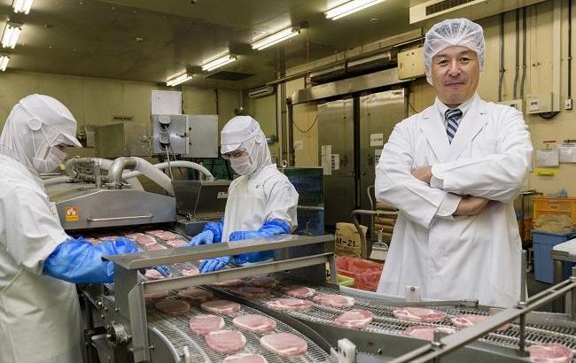 冷凍トンカツの製造ライン=三豊市詫間町詫間の本社工場