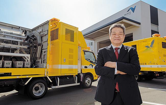 道路性状測定車「イーグル」(後方右)と、イーグルを進化させた簡易路面調査システム「スマートイーグル」 =高松市楠上町の西日本高速道路エンジニアリング四国楠上社屋