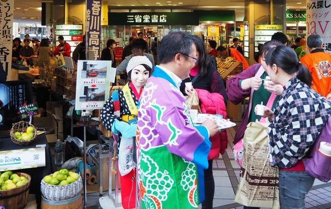 にぎわう東京交通会館前ピロティ