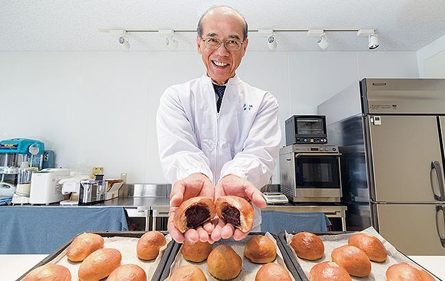 木曜限定、できたてのあんパンを手に=綾歌郡綾川町 本社内キッチンスタジアム