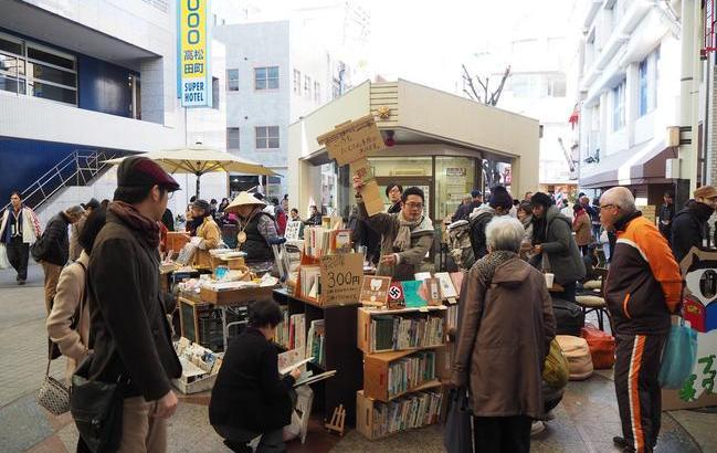 にぎわう田町の交番前