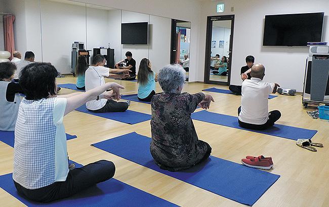 運動で心も体も軽やかに（ストレッチ体操の様子）