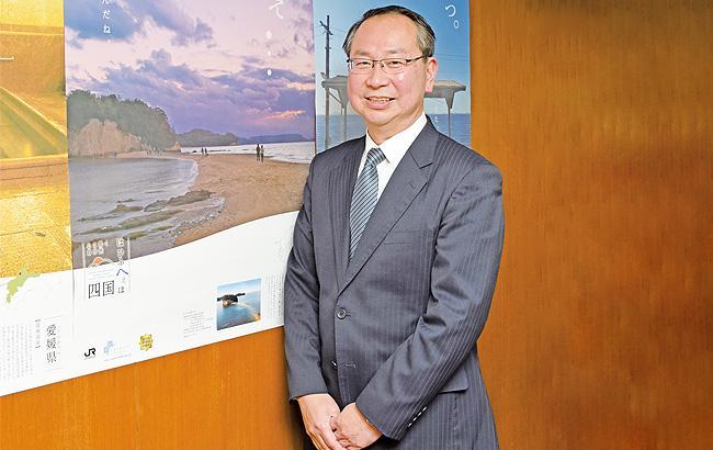 小豆島の「エンジェルロード」が写る四国の観光ポスターと。 エンジェルロードは干潮の時だけに現れる砂浜