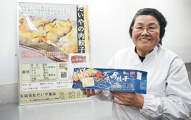 昨年10月に発売した「大粒包味肉餃子（おおつぶつつみにくぎょうざ）」を手に