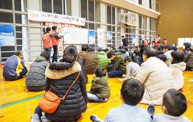 折り紙ヒコーキ協会認定指導員から、折り方の指導を受ける