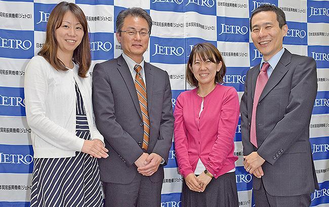日本貿易振興機構 香川貿易情報センター所長の小林浩人さん（左から2番目）と職員の皆さん