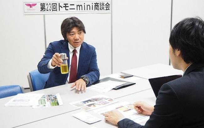 参加企業は、バイヤーの大野さん(右)に商品の魅力を伝えた