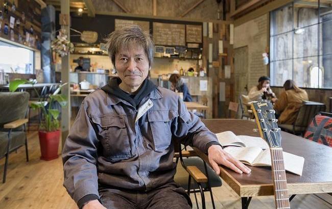 昨年6月にオープンしたカフェ「ROUGH&TOUGH COFFEE STAND」。 家具のギャラリーも兼ねる=高松市郷東町の日美株式会社