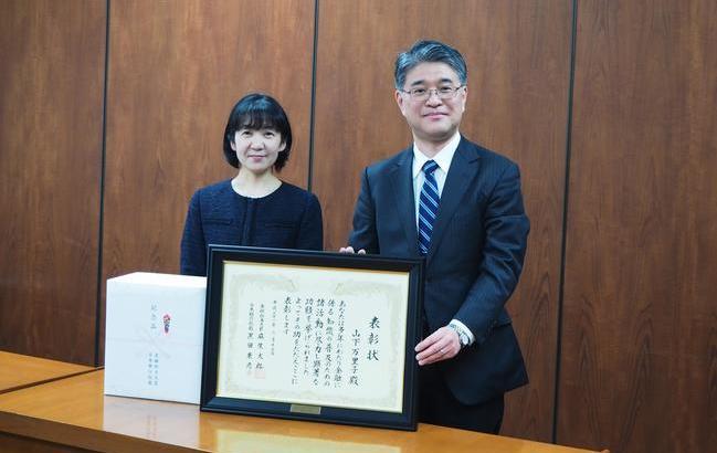 山下万里子さん(左)と日本銀行高松支店の正木一博支店長