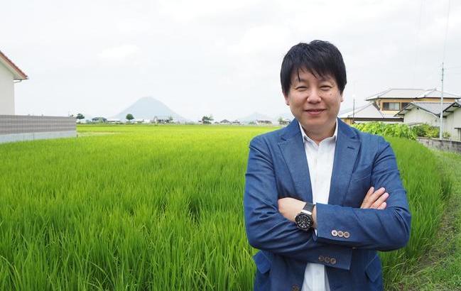 丸亀市のシンボル・飯野山を背景に