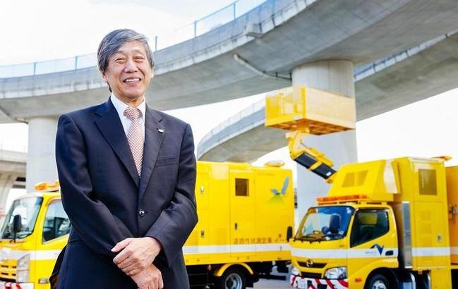 道路性状測定車「イーグル」などの点検車両を背に =高松自動車道・高松中央IC近くの西日本高速道路高松工事事務所(高松市林町)