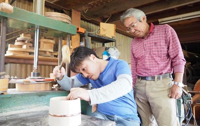 谷川木工芸3代目の谷川清さん（左）と2代目の雅則さん