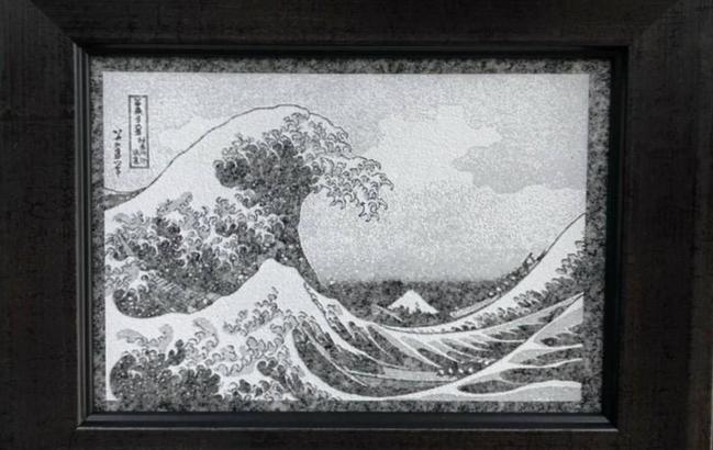 庵治石に彫った葛飾北斎の富嶽三十六景「神奈川沖浪裏」