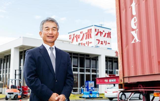 貨物コンテナやトラックが所狭しと立ち並ぶジャンボフェリー高松のりば =高松市朝日町