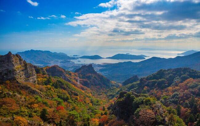 星ヶ城山は東峰と西峰からなり、東が詰の城、西が本城だった。 山の西方に寒霞渓があり、写真は寒霞渓からの眺め