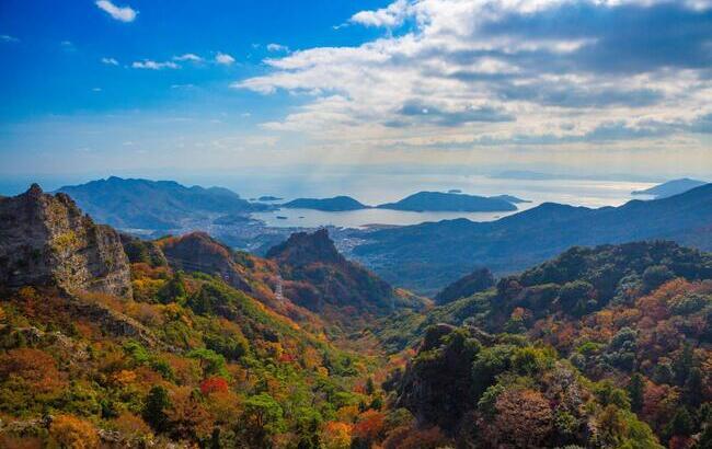 星ヶ城山は東峰と西峰からなり、東が詰の城、西が本城だった。 山の西方に寒霞渓があり、写真は寒霞渓からの眺め