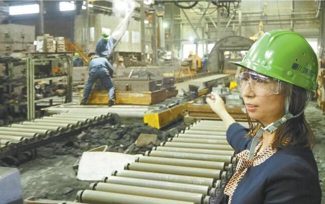 香川鋳造の製造工場。後ろに見えているのが、鋳型を作るライン ※撮影のためにマスクを外しています
