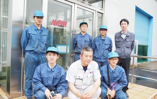 株式会社森川ゲージ製作所 代表取締役社長 森川 正英さん(前列中央) 香川高等専門学校 機械工学科 准教授 高橋 洋一さん(後列右端) 4年 山上 雄大さん(後列左端) 3年 柏山 侑輝さん(前列右端)、 高尾 晃平さん(前列左端)、田村 公さん(後列左から2番目) 1年 八木田 翔侶さん(後列右から2番目)