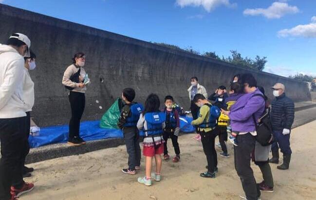 昨年実施した海ゴミ拾い親子ツアー「海ゴミ海賊団」の様子