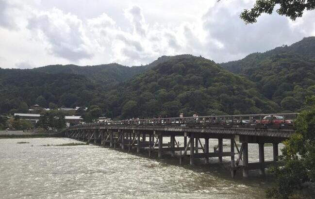 京都の渡月橋と嵐山（方法の山）。桂川左岸下流より見る