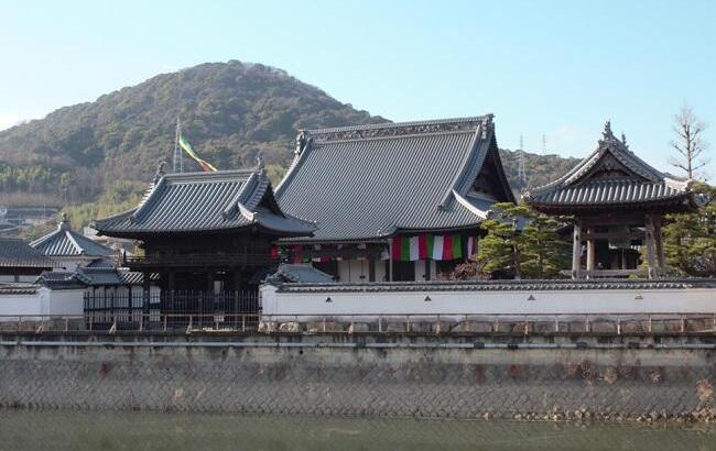 宇多津町の西光寺。境内には城郭伽藍の様式があるほか、土堀には鉄砲狭間(さま)が見られる