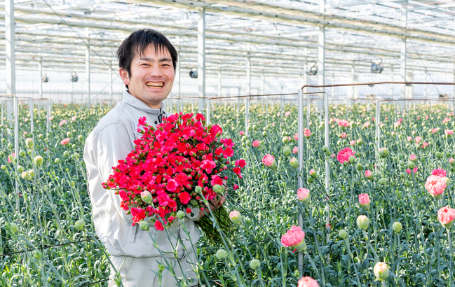 高松市香南町の香花園･香南農場。自身で開発したオリジナル品種「レアレア」を手に